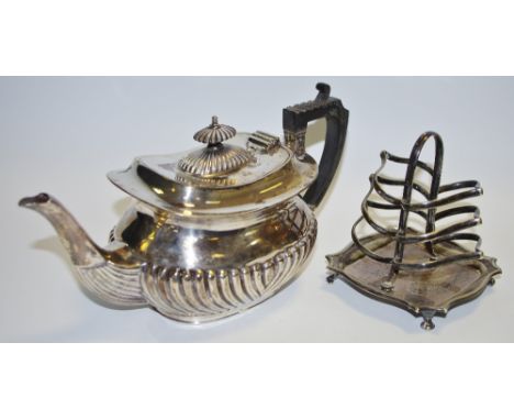 An Edwardian silver teapot hallmarked Richard Richardson, Sheffield 1904 488g gross 