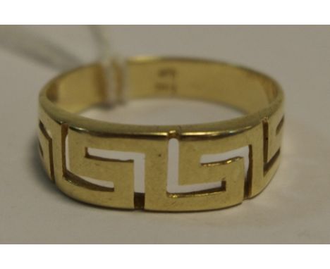 A continental 14ct gold ring with Greek Key border 3.5g