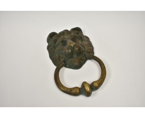 A Victorian well cast brass lion door knocker, 20cm x 12cm