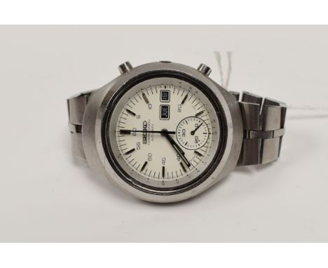 A Seiko Chronograph Helmet Automatic wristwatch, white dial, number 502396