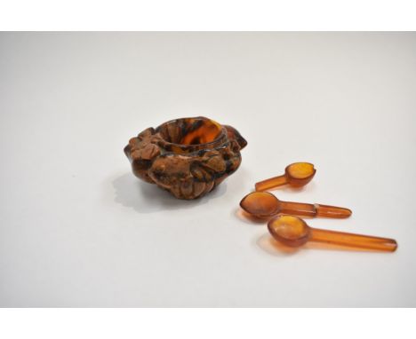 An early 20th Century Chinese carved amber salt and spoons, 2.5cm x 5.5cm, 30g
