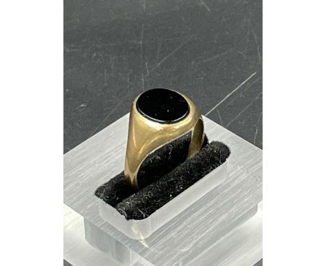 A 9ct gold signet ring (4.1g)