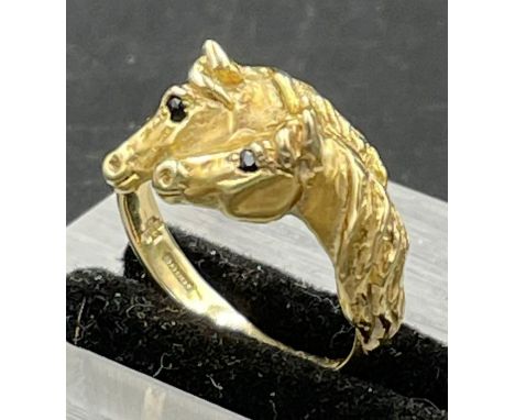 A 9ct gold ring with two horses, size M1/2 (Approximate weight 4.5g)