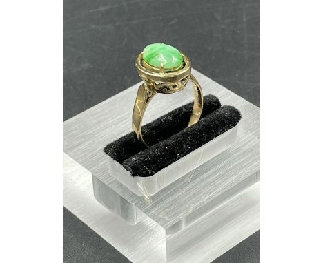 A 14ct gold and jade ring (Total approximate weight 3.5g)