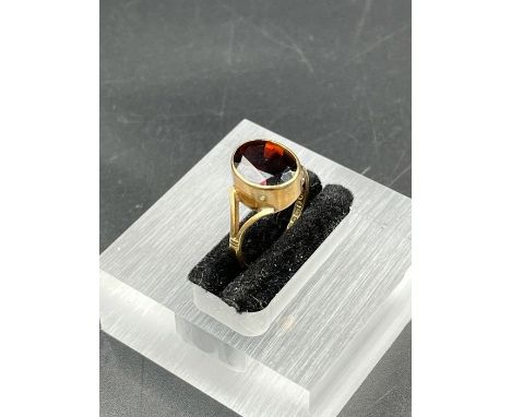 A 9ct gold ring (Approximate total weight 2.2g)