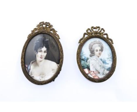 Ensemble de deux miniatures comprenant : - Anonyme, "Portrait de jeune femme au chignon".Miniature sur ivoire, s.b.m. 8x6 cm.