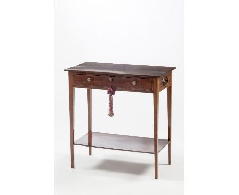Petite console de différentes essences de bois, un tiroir sur l'avant, plateau d'entretoise, deux poignées latérales et quatr