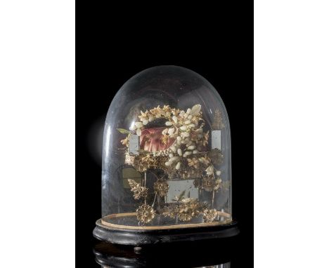 Globe de mariée avec support de couronne ornée de miroirs, de rinceaux végétaux et fleurs en métal doré. Sous globe en verre.