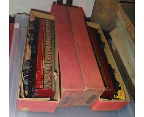 Two Hornby O gauge Bogie coaches no 2 C570 1st / 3rd and C571 brake/3rd  CONDITION REPORT: Both items and boxes are in good c