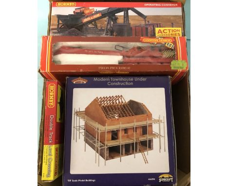 Various OO gauge Hornby and Bachmann model railway items including boxed crane wagon