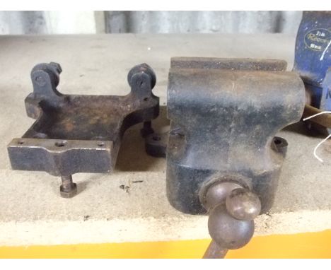 VINTAGE CAST IRON BENCH VICE