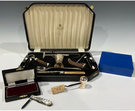 An Art Deco period cocktail suite, by Viners Ltd, c.1945; a novelty corkscrew; a multitool penknife, cased (3) 