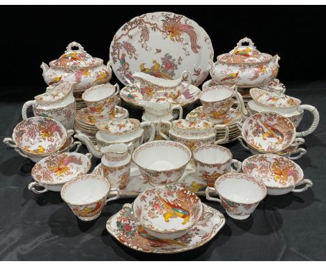 A Royal Crown Derby Olde Avesbury pattern dinner and tea service, comprising pair of vegetable dishes and covers, sauce boat 