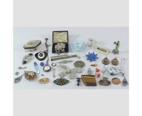 A collection of jewellery, to include an openwork mourning brooch, costume jewellery brooches and trinket boxes