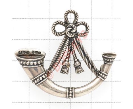 Oxfordshire & Buckinghamshire Light Infantry 1919 Birmingham hallmarked silver Officer’s cap badge. A fine die-cast strung bu