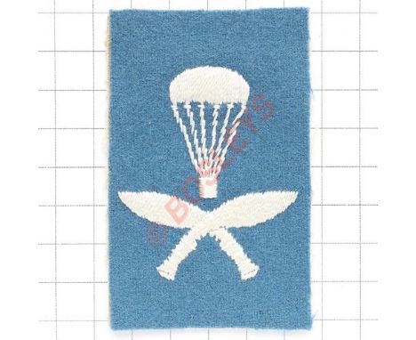 153rd Gurkha Parachute Battalion WW2 cloth bush hat badge. White crossed kukris suspended from a parachute heavily embroidere
