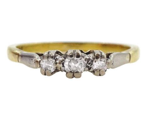 18ct gold three stone diamond ring, stampedCondition Report:Approx 3.2gm, size O 1/4, max diamond diameter = 3mm