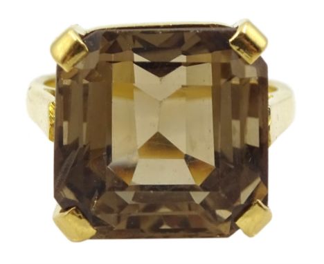 21ct gold square cut smoky quartz ring Condition Report:Approx 8.6gm, size L, overall head = 13mm x 13mm, tested to 21ct