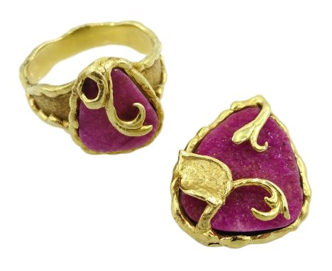 18ct gold single stone pink druzy ring, with leaf design overlay and a matching 18ct gold pendantCondition Report:Approx 12gm