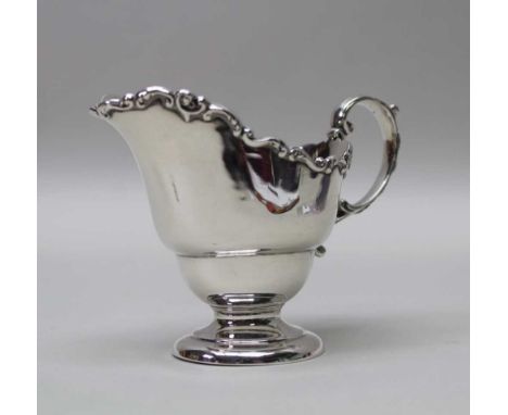 A SILVER CREAM JUG, London 1911, 105g 