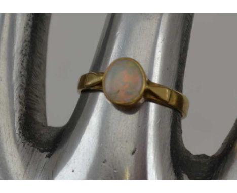 AN 18CT GOLD OPAL SET RING, gross weight; 2.7g, ring size; "M" 