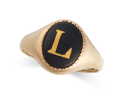 A VINTAGE ONYX SIGNET RING in 9ct yellow gold, set with a piece of onyx inlaid with an applied gold letter 'L', full British 