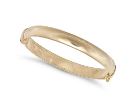 A GOLD BANGLE in 18ct yellow gold, the hinged bangle with a plain design, stamped 750, &nbsp;inner circumference 17.3cm, 14.6