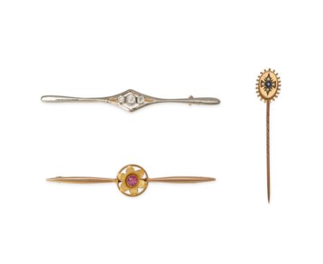 A COLLECTION OF BROOCHES AND A STICK PIN, including a diamond bar brooch in 15ct yellow gold and platinum, set with three old