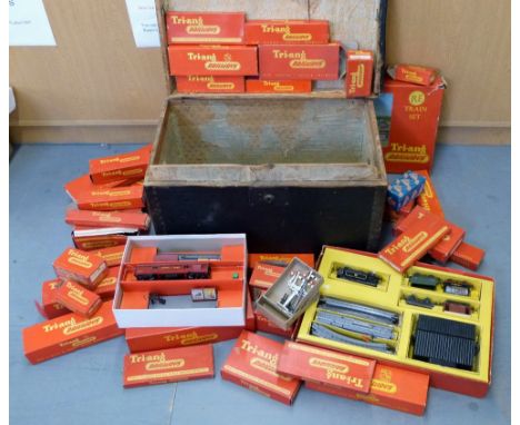 Tri-ang Railways RE Train set, electric scale model, made by Rovex Scale Models, boxed, together with a trunk full of boxed T