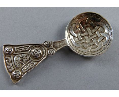 George VI Scottish silver caddy spoon with celtic knotwork decoration, Edinburgh, 1942