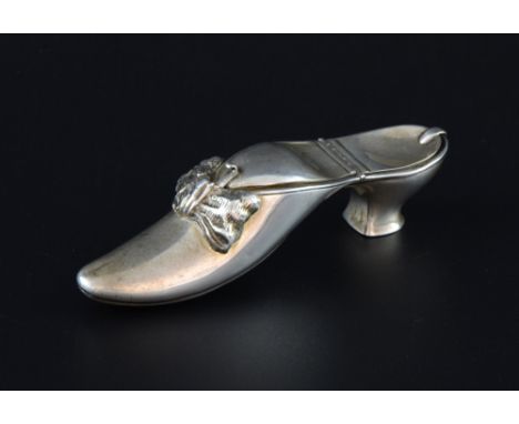 George V novelty silver double-compartment snuff box in the form of a shoe, Chester, 1923, 1.1oz, 35g,