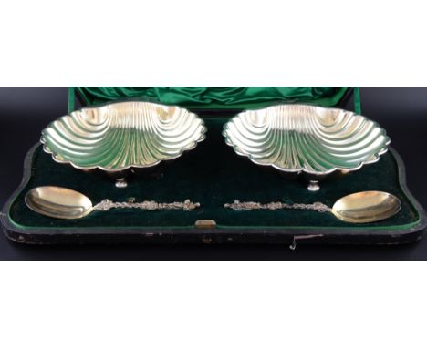 Pair of  Edward VII silver shell shaped dishes each on three ball feet and spoons with figural terminals, in fitted case, by 