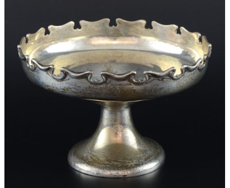 Edward VII silver bowl with shaped rim on round foot, by Holland, Aldwinckle & Slater, London, 1905, 7.4oz, 232g,