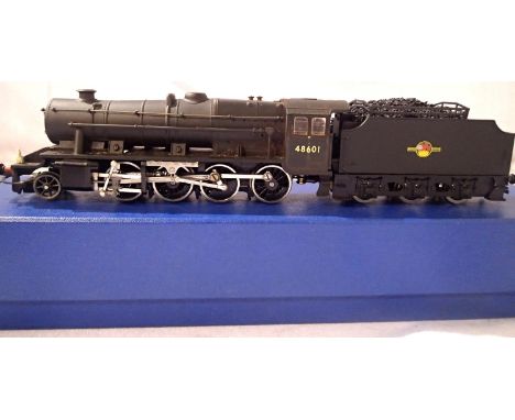 Hornby Class 8F, refinished Black, Late Crest, 48601, detailed, in good condition, storage wear to box. P&amp;P Group 1 (£14+