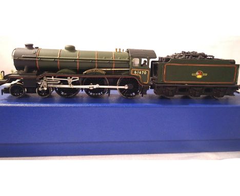 Hornby Class B17, refinished Green, Late Crest, 61670, City Of London, detailed, in very good condition, storage wear to box.