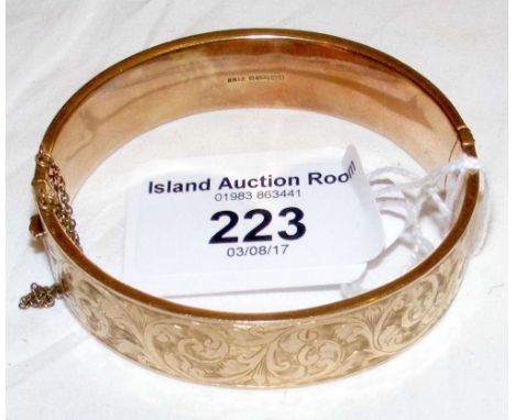 An engraved 9ct gold bangle - 20g