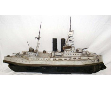A metal ship's model of a First World War battle cruiser - 112cm overall