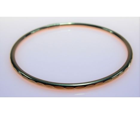 9ct hallmarked gold hollow bangle with facet decoration, weight 4.2g approx.