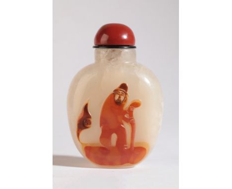 A CHINESE QUARTZ SNUFF BOTTLE 19th century, the pale body with a contrasting russet skin carved as a European man with a walk