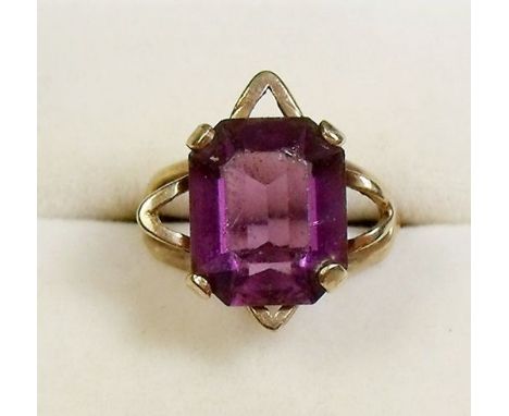 A 9 carat gold ring set amethyst, size L