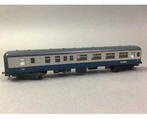 COLLECTION OF 00 GAUGE MODEL RAILWAY ITEMS including a Class 47 locomotive, Class 31, boxed Lima Class 40, boxrd Lima Super S
