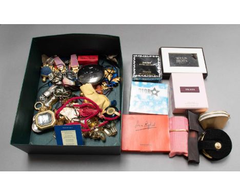 Quantity of assorted modern scent accessories comprising four Nina Ricci scent bottle rings and pendant on chains, Sonia Ryki