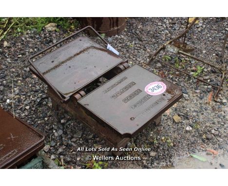 *VINTAGE AVERY PLATFORM WEIGHING SCALES