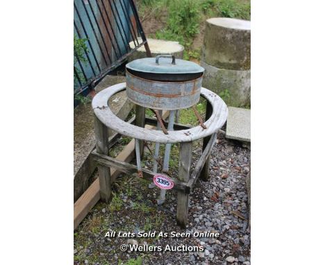 *VINTAGE METAL BIRD FEEDER