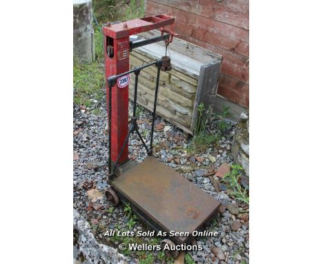 *AVERY VINTAGE PLATFORM WEIGHING SCALES
