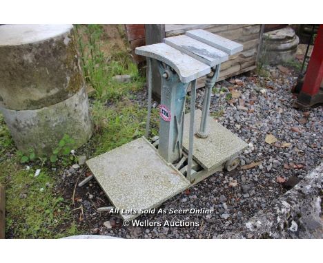 *EVERLITE VINTAGE WEIGHING SCALES