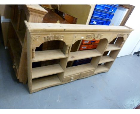 VICTORIAN STYLE PINE OPEN PLATE RACK THE CORNICE/TOP APPLIED WITH FRET WORKED LETTERING 'HOME SWEET HOME' THE BUTTON CENTRED 