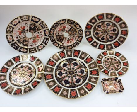 Royal Crown Derby 1128 pattern: a 10½ inch plate, two 8.5 inch plates, a 6.25 inch plate and a 2491 trinket dish (damaged) an