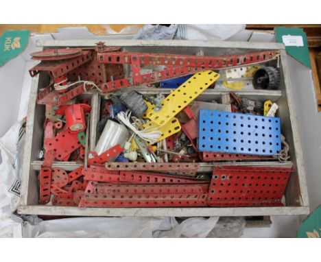 A quantity of vintage Meccano (1 box)