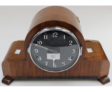 A 1940s Art Deco style mantle clock with key 